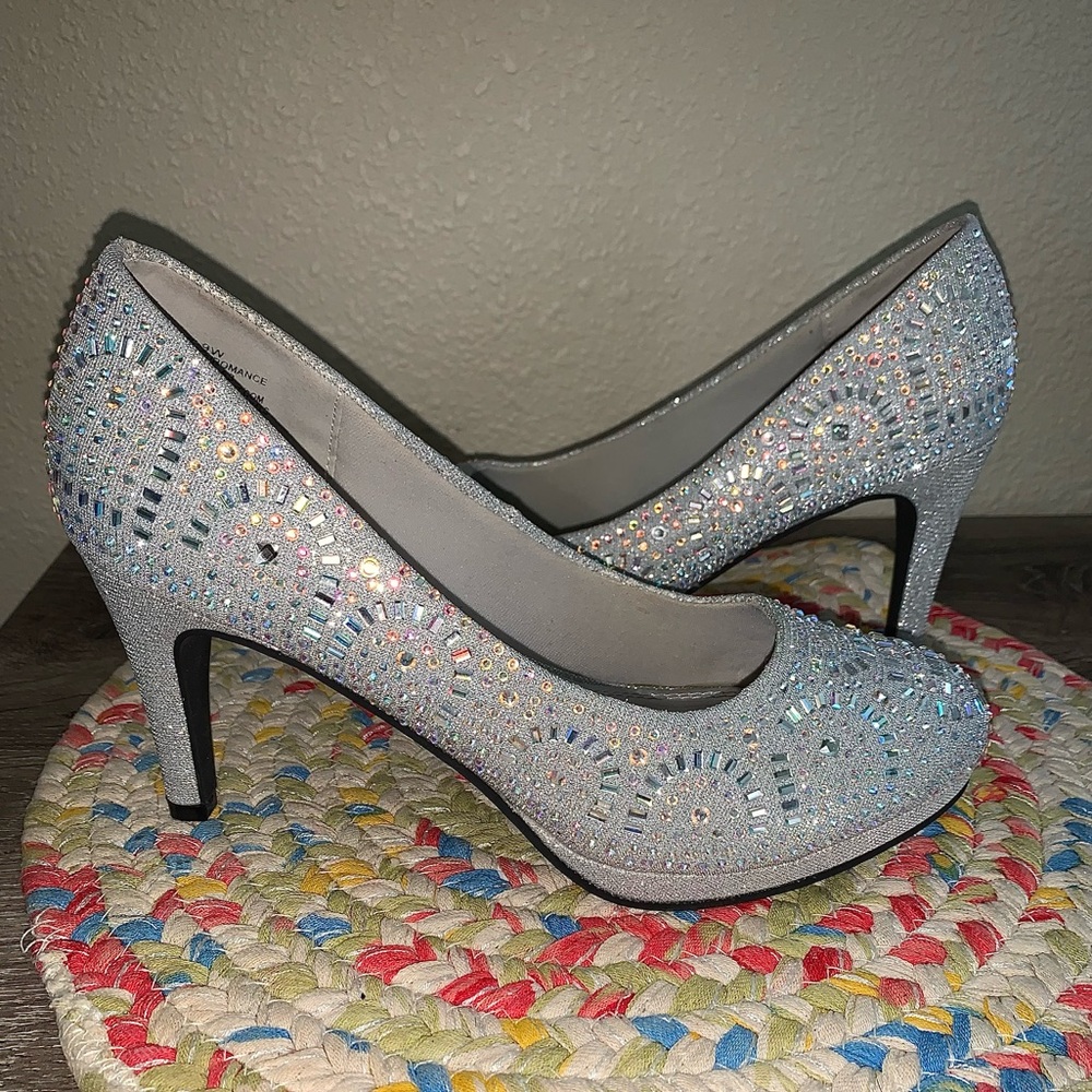 Woman’s Silver Slipper Heels.  Size: US 9w🤍